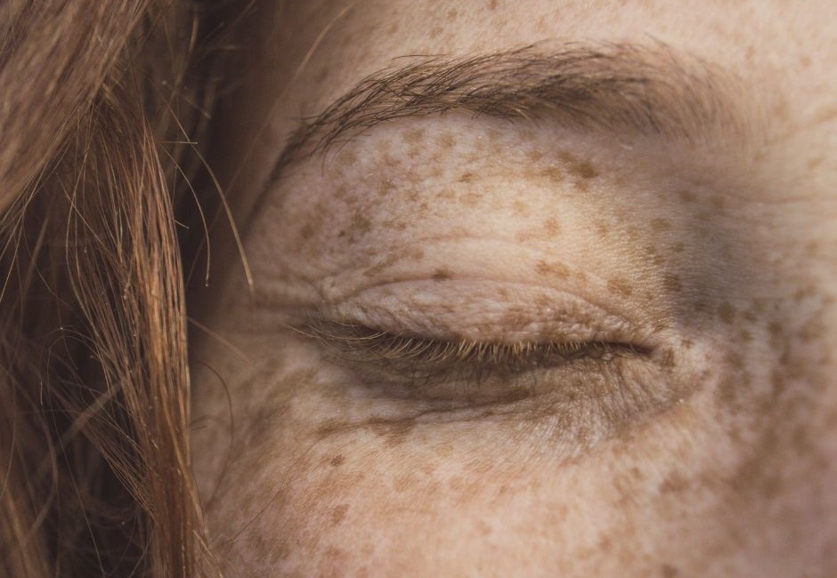 A closed woman's eye